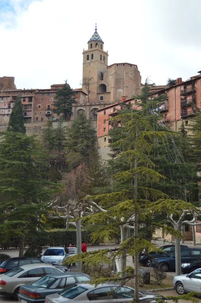 2013年12月28日アルバラシン テルエル アラゴン スペイン救い主大聖堂と山の吊り家のあるヴィラの景色 アーキテクチャ — ストック写真