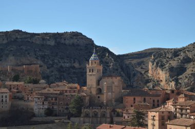 28 Aralık 2013. Albarracin, Teruel, Aragon, İspanya. Kaleden görülen El Salvador Katedrali. Tarih, Seyahat, Doğa, Manzara, Tatil, Mimarlık.
