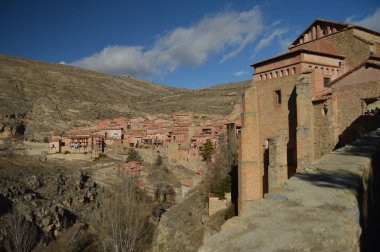 28 Aralık 2013. Albarracin, Teruel, Aragon, İspanya. Katedral El Salvador De Albarracin Atrium itibaren Ortaçağ Köy Görünümü. Tarih, Seyahat, Doğa, Manzara, Tatil, Mimarlık.