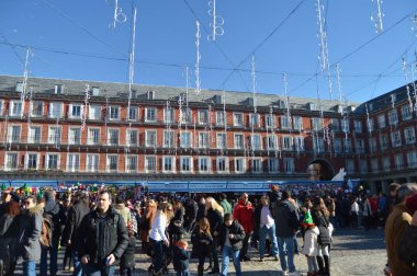 Madrid'deki Pitoresk Noel Standları ile Ana Meydanı Süslenmiş Noel. 7 Aralık 2013. Madrid, İspanya. Sokak Fotoğrafçılığı, Tarihçe.