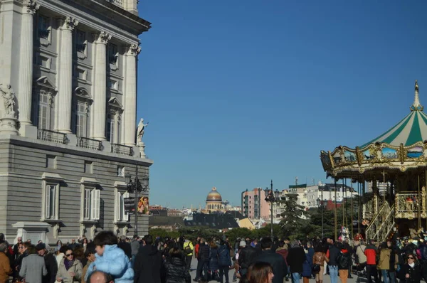 马德里东方广场的圣诞节皇家宫殿旁的旋转木马 2013年12月7日 西班牙马德里街头摄影 — 图库照片