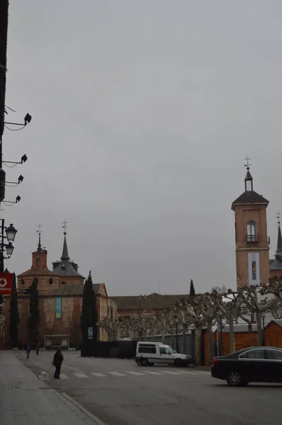 Piękny Plac Cervantesa Piękną Choinką Deszczowy Dzień Alcala Henares Stycznia — Zdjęcie stockowe