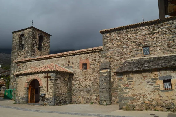 Główna Fasada Kościoła Parafialnego San Ildefonso Valverde Los Arroyos Października — Zdjęcie stockowe