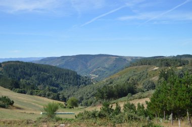 Vadilerin tam Galicia görkemli Dağları çam ormanları çayırları ve Rebedul Içinde Eucaliptus ormanları. 3 Ağustos 2013. Rebedul, Lugo, Galicia, Ispanya. Kırsal turizm, doğa.