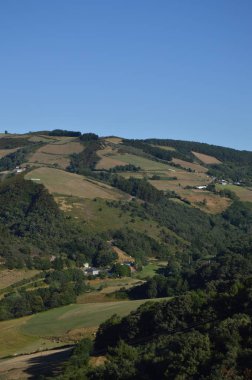 Rebedul Içinde vadiler çam ormanları çayırları ve okaliptüs ormanları dolu Galicia Dağları Coto köyü. 3 Ağustos 2013. Rebedul, Lugo, Galicia, Ispanya. Kırsal turizm, doğa.