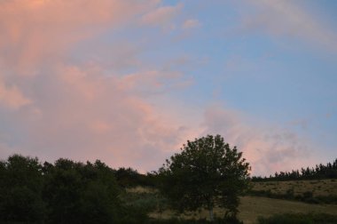 Dağlarda Gün Batımında X Şeklinde Turuncu Bulutlar Galiçya Çit Vadiler Çam Ormanları Çayırlar Ve Rebedul Yılında Okaliptüs Ormanları. Ağustos 3, 2013. Rebedul, Lugo, Galiçya, İspanya. Kırsal Turizm, Doğa.