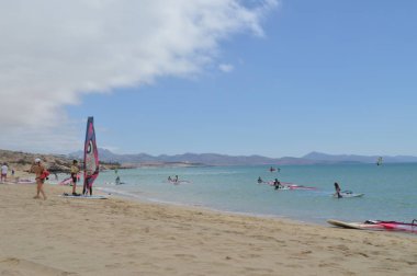 Costa Calma 'Da Rüzgar sörfü yapan insanlar. 3 Temmuz 2013. Costa Calma, Fuerteventura, Kanarya Adaları, Ispanya, Avrupa. Manzaralar, doğa.