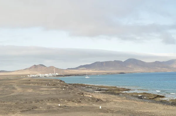 Prachtig Landschap Van Baai Met Een Zeilboot Het Dorp Pajara — Stockfoto