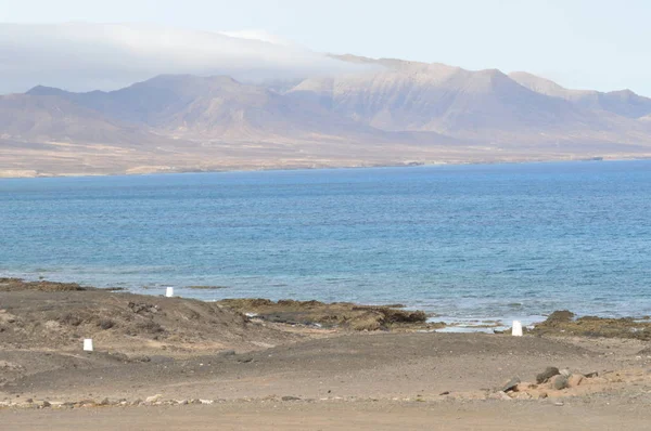 Mooi Landschap Van Baai Een Woestijnachtige Vulkanische Berg Aan Onderkant — Stockfoto