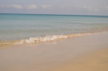 Costa Calma sahilinde kum üzerinde su Breaking Ile harika plaj. 3 Temmuz 2013. Costa Calma, Fuerteventura, Kanarya Adaları, Ispanya, Avrupa. Manzaralar, doğa.