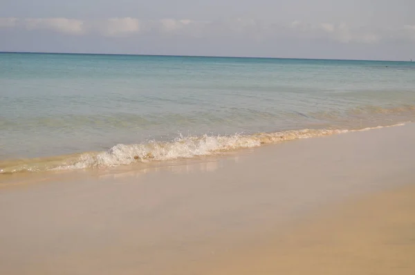 Maravillosa Playa Con Agua Rompiendo Arena Orilla Costa Calma Julio —  Fotos de Stock