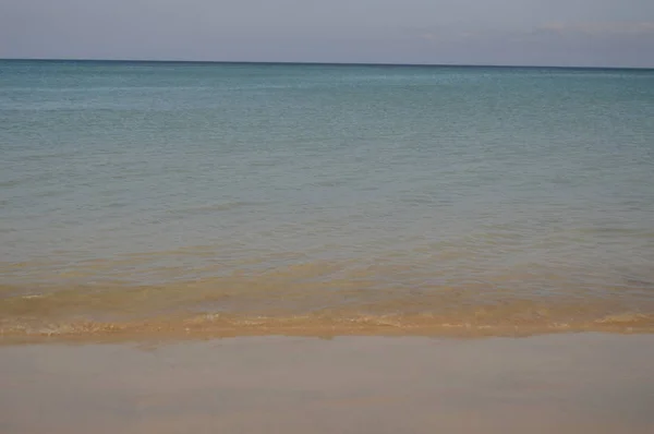 Maravillosa Playa Con Agua Rompiendo Arena Orilla Costa Calma Julio —  Fotos de Stock