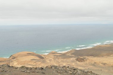 Jandia 'nın doğal parkında, kumsal şeftalisi sarısı ve kahverengiye bulanmış vahşi kahve plajı. 4 Temmuz 2013. Coffee Jandia Fuerteventura Kanarya Adaları. Manzaralar, Doğa