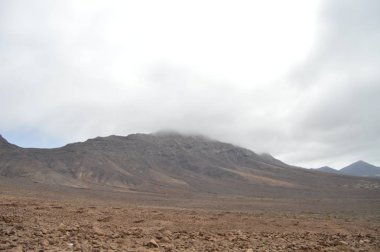 Jandia 'nın doğal parkında, kumsal şeftalisi sarısı ve kahverengiye bulanmış vahşi kahve plajı. 4 Temmuz 2013. Coffee Jandia Fuerteventura Kanarya Adaları. Manzaralar, Doğa