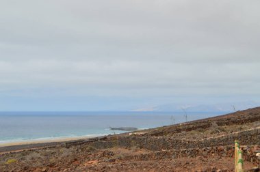 Jandia 'nın doğal parkında, kumsal şeftalisi sarısı ve kahverengiye bulanmış vahşi kahve plajı. 4 Temmuz 2013. Coffee Jandia Fuerteventura Kanarya Adaları. Manzaralar, Doğa