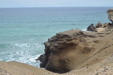 Punta Guadalupe 'deki Urchins' in dibindeki muhteşem çöl kayalıkları. 4 Temmuz 2013. Punta Guadalupe La Pared Fuerteventura Kanarya Adaları. Doğa Tatili