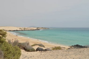 Corralejo Çöl Dunes yakın Bathers ile Güzel Plaj. Temmuz 8, 2013. Corralejo Fuerteventura Kanarya Adaları. Doğa Tatili