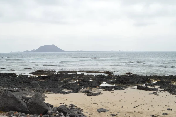 Bahia Corralejo Dunes yakın Volkanik Taşlarla Dolu. Temmuz 8, 2013. Corralejo Fuerteventura Kanarya Adaları. Doğa Tatili