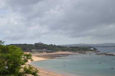 Arka Planda Tehlikeler Güzel Beyaz Kum Plaj Magadalena Sarayı Santander bulunur. 24 Ağustos 2013. Santander, Cantabria. Tatil Doğa Sokak Fotoğrafçılığı.