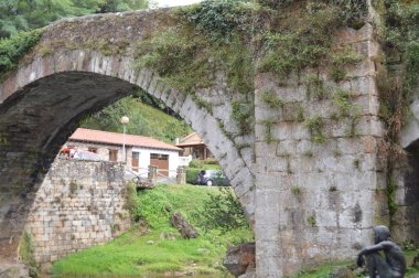 16. Yüzyılda Bartolome De La Hermosa Tarafından Lierganes'te Inşa Edilen Güzel Roma Köprüsü. 24 Ağustos 2013. Lierganes, Cantabria. Tatil Doğa Sokak Fotoğrafçılığı.