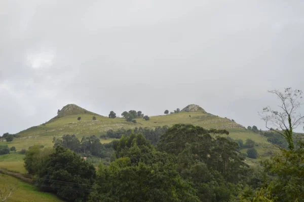胸の形でリエガネス山のおっぱいの特権的な景色自然の記念碑 2013年8月24日リーゲイン カンタブリアバケーションネイチャーストリート写真 — ストック写真