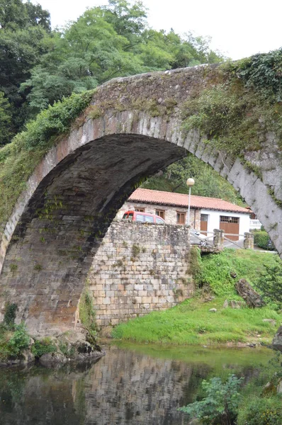 16. Yüzyılda Bartolome De La Hermosa Tarafından Lierganes'te Inşa Edilen Güzel Roma Köprüsü. 24 Ağustos 2013. Lierganes, Cantabria. Tatil Doğa Sokak Fotoğrafçılığı.
