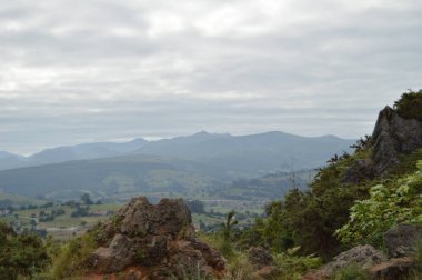 Cabarceno Doğal Parkı'nda Ayrıcalıklı Manzaralar Demir Çıkarma Eski Maden. 25 Ağustos 2013. Cabarceno, Cantabria. Tatil Doğa Sokak Fotoğrafçılık Hayvanlar Yaban Hayatı.