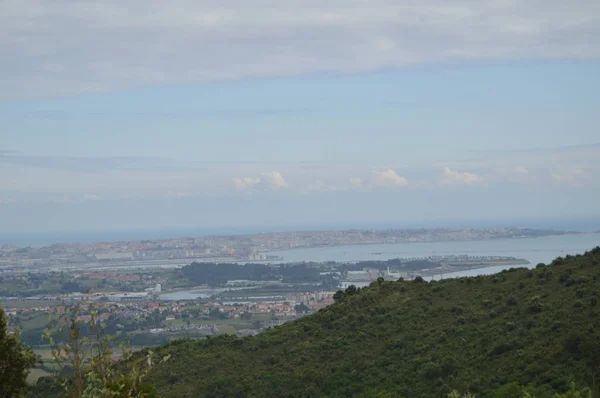 Santander Port Widziany Parku Naturalnym Cabarceno Starej Kopalni Ekstrakcji Żelaza — Zdjęcie stockowe