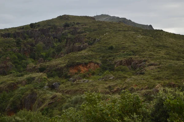 在卡巴切诺开采铁开采的古老矿的自然公园的山景壮丽景色 2013年8月25日 卡巴塞诺 坎塔布里亚假期 自然街 野生动物 — 图库照片