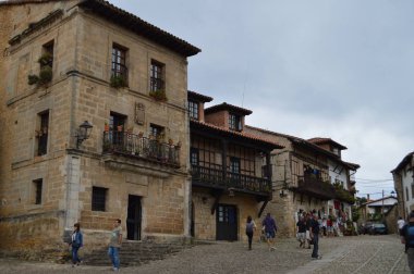 Santillana Del Mar Ortaçağ Villa Arenalar Meydanı'nda Güzel Binalar 26 Ağustos 2013. Santillana Del Mar, Cantabria. Tatil Doğa Sokak Fotoğrafçılığı.