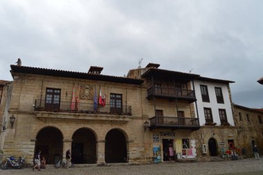 Santillana Del Mar Belediye Meydanı'nda Don Borja Kulesi'nde Belediye Binası Ana Cephe. 26 Ağustos 2013. Santillana Del Mar, Cantabria. Tatil Doğa Sokak Fotoğrafçılığı.