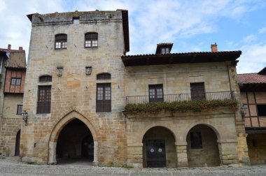 Santillana Del Mar Plaza Belediye Başkanı Don Borja Kulesi Ana Cephe 26 Ağustos 2013. Santillana Del Mar, Cantabria. Tatil Doğa Sokak Fotoğrafçılığı.