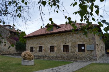 Santillana Del Mar Ortaçağ Villa İsa Otero Müzesi İç Avlu 26 Ağustos 2013. Santillana Del Mar, Cantabria. Tatil Doğa Sokak Fotoğrafçılığı.