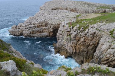 Güçlü Dalgalar Suances yılında Deniz Feneri Yanında Wonderful Cliffs Karşı Breaking. 26 Ağustos 2013. Suances, Cantabria. Tatil Doğa Sokak Fotoğrafçılığı.
