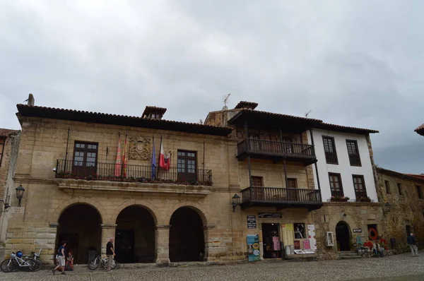 Santillana Del Mar Belediye Meydanı'nda Don Borja Kulesi'nde Belediye Binası Ana Cephe. 26 Ağustos 2013. Santillana Del Mar, Cantabria. Tatil Doğa Sokak Fotoğrafçılığı.