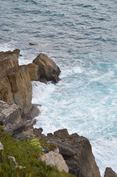 Ondas Fortes Quebrando Contra Penhascos Maravilhosos Lado Farol Suances Agosto — Fotografia de Stock