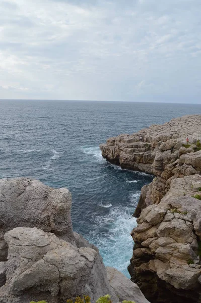 Onde Forti Che Infrangono Contro Meravigliose Scogliere Vicino Faro Suances — Foto Stock