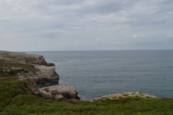 Csodálatos Sziklák Mellett Világítótorony Suances Augusztus 2013 Suances Cantabria Vakáció — Stock Fotó