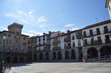 Castrourdiales 'Teki sahil şeridinde Belediye Meydanı. 27 Ağustos 2013. Castrourdiales, Cantabria, Ispanya. Tatil doğa sokak fotoğrafçılığı.