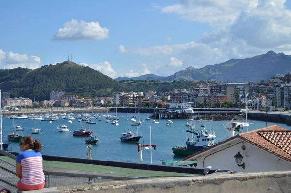Kastrourdiales 'Teki gezinti yolunun tarihi kenti. 27 Ağustos 2013. Castrourdiales, Cantabria, Ispanya. Tatil doğa sokak fotoğrafçılığı.
