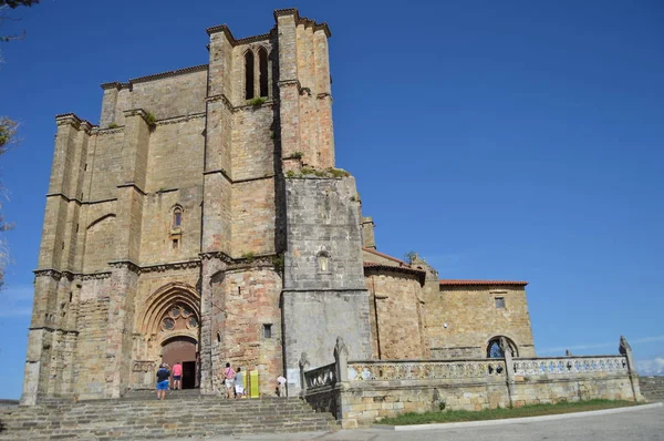 Wunderschöne Hauptfassadenaufnahme Der Marienkirche Aus Dem Jahrhundert Der Promenade Castrourdiales — Stockfoto