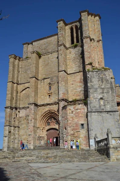 Wunderschöne Hauptfassadenaufnahme Der Marienkirche Aus Dem Jahrhundert Der Promenade Castrourdiales — Stockfoto