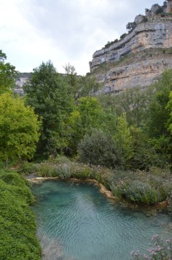 O Orbaneja del Castillo içinde Gorges geçerken büyük bir renk River Ebro Glacier ile harika ve kristalin. 28 Ağustos 2013. Orbaneja del Castillo, Burgos, Castilla Leon, Ispanya. Tatil doğa sokak fotoğrafçılığı.
