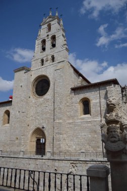 Burgos 'ta 14. yüzyılda gotik tarzında San Lesmes Kilisesi ana cephe. 28 Ağustos 2013. Burgos, Castilla Leon, Ispanya. Tatil doğa sokak fotoğrafçılığı.