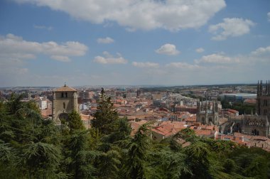 Burgos 'Ta harap Ortaçağ Kalesi 'Nden şehrin panoramik manzaraları. 28 Ağustos 2013. Burgos, Castilla Leon, Ispanya. Tatil doğa sokak fotoğrafçılığı.