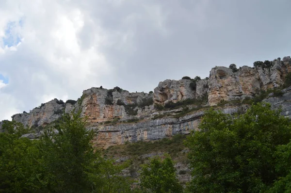 一套天然的喀尔卡雷结构 是埃布罗河峡谷的岩溶复合体 穿过奥巴内贾德尔卡斯蒂略 2013年8月28日 奥尔巴内贾 卡斯蒂略 布尔戈斯 卡斯蒂利亚 西班牙 度假自然街摄影 — 图库照片