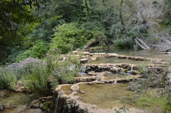 Belas Piscinas Água Cristalina Que Fluem Para Rio Ebro Orbaneja Fotografia De Stock