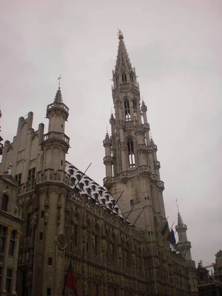 Torre Del Bellissimo Palazzo Medievale Del Municipio Nevoso Bruxelles Marzo — Foto Stock