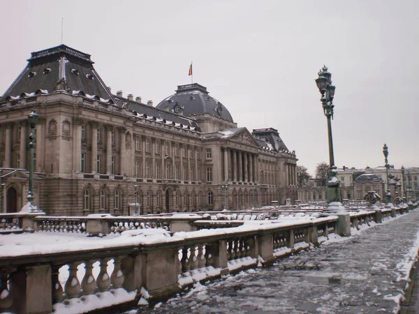 Hlavní Fasáda Paláce Královského Rodu Královské Rodiny Zasněženého Dne Bruselu — Stock fotografie