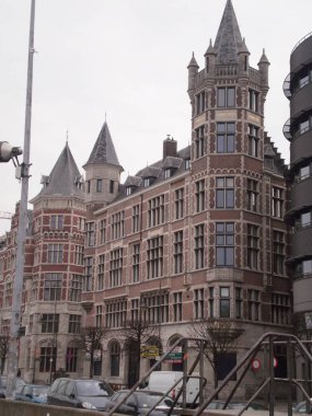 Antwerp Köyünde Karlı Bir Günde Sokaklarda Harika Ortaçağ Tarzı Bina. 23 Mart 2013'te. Antwerp, Belçika. Tatil Doğa Sokak Fotoğrafçılığı.